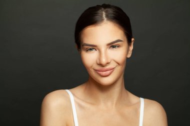 Siyah arka planda gülümseyen mutlu kadın. Güzel yüz. Yakın çekim.