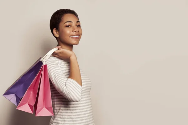 Mujer Agradable Disfrutando Las Compras Increíble Modelo Morena Posando Con —  Fotos de Stock