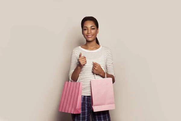 Winkelconcept Jonge Mooie Aantrekkelijke Glimlachende Vrolijke Afrikaanse Amerikaanse Vrouw Met — Stockfoto