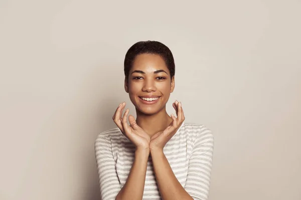 Feliz Mulher Bonita Animado Com Sorriso Amigável Bonito Fundo Branco — Fotografia de Stock