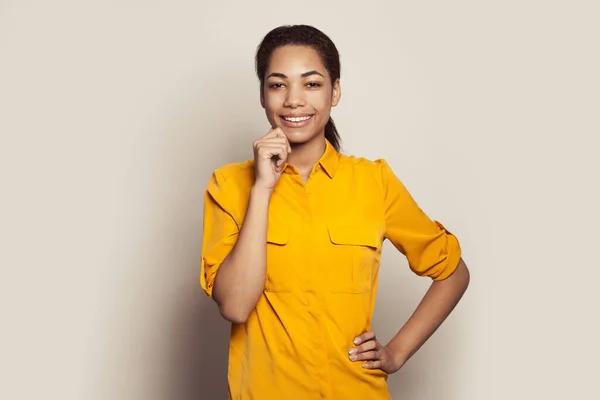 Jovem Afro Americana Camisa Amarela Casual Rindo Fundo Branco — Fotografia de Stock