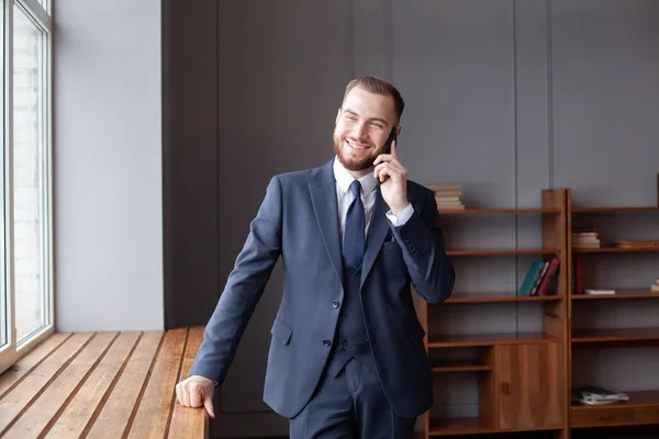 Portret Van Een Jonge Lachende Vrolijke Ondernemer Kantoor Die Telefoneert — Stockfoto