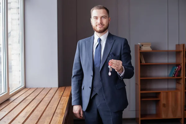 Portret Van Een Zakenman Met Huissleutels Kantoor — Stockfoto