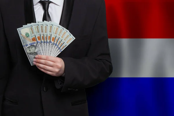 Hand Visar 100 Dollar Sedlar Sedlar Mot Flagga Nederländerna Bakgrund — Stockfoto