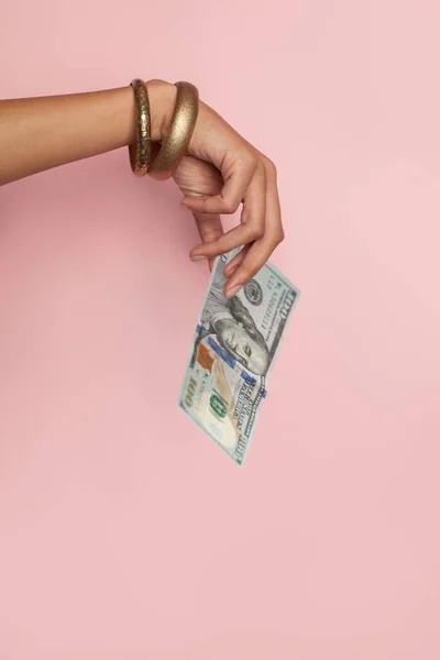 Γυναικείο Χέρι 100 Δολάρια Ηπα Χρήματα Ροζ Φόντο — Φωτογραφία Αρχείου