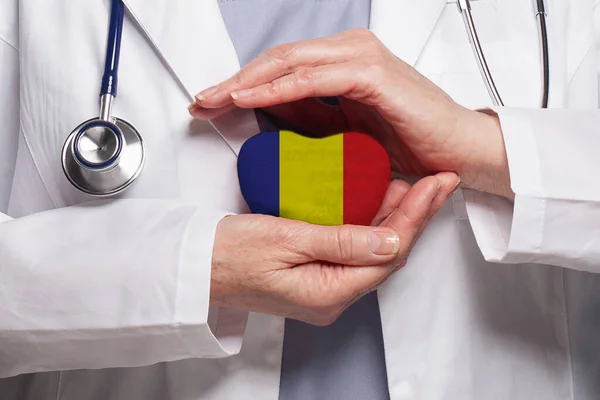 Rumunský Lékař Drží Srdce Vlajkou Rumunska Pozadí Zdravotnictví Charita Pojištění — Stock fotografie