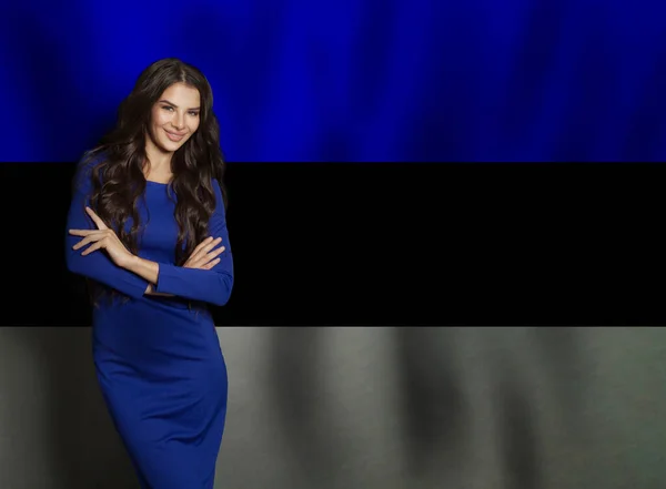 Красивая Молодая Женщина Стоит Фоне Эстонского Флага — стоковое фото