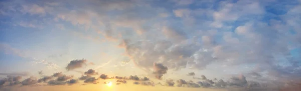 Cielo Amarillo Cálido Del Amanecer Con Nubes Dramáticas Fondo Panorámico — Foto de Stock