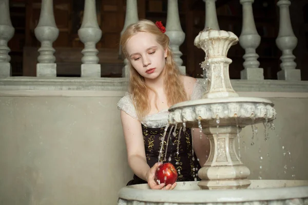 Jeune Femme Lavant Une Pomme Dans Une Fontaine Vintage — Photo