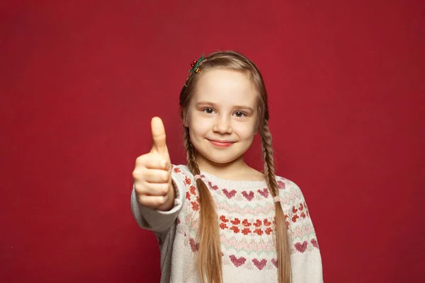 Ευτυχισμένο Κορίτσι Παιδί Που Δείχνει Τον Αντίχειρα Απομονωμένο Φόντο Κόκκινου — Φωτογραφία Αρχείου