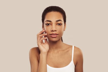 Neşeli Afro-Amerikan kadın spa modeli portresi