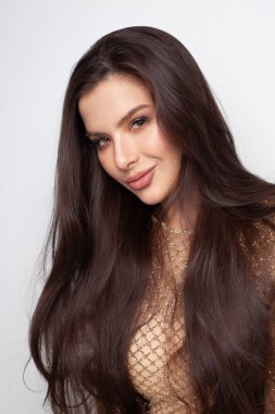 Güzel bir yüz. Çekici esmer kadın portresi