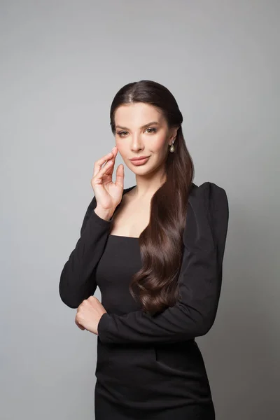 Modelo Moda Mujer Perfecta Con Cabello Largo Oscuro Con Vestido —  Fotos de Stock