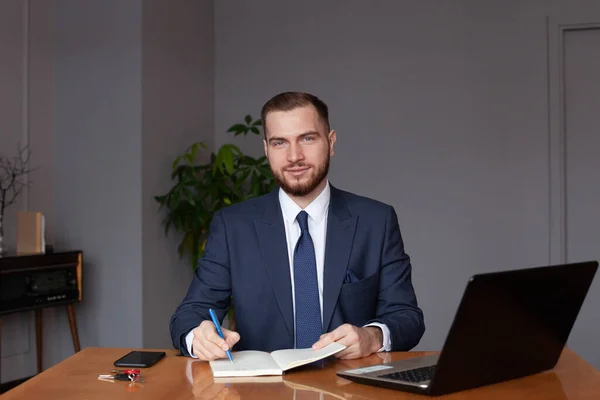 Knappe Jonge Zakenman Werken Bij Laptop Kantoor — Stockfoto