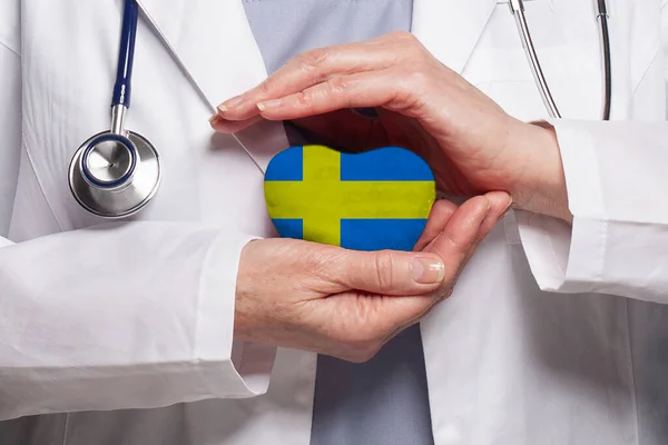 Médico Sueco Sosteniendo Corazón Con Bandera Suecia Fondo Salud Caridad — Foto de Stock