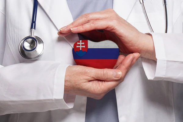 Словацкий Врач Держит Сердце Фоне Флага Словакии Здравоохранение Благотворительность Страхование — стоковое фото