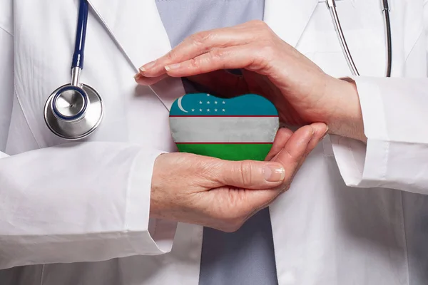Uzbecký Lékař Drží Srdce Vlajkou Uzbekistánu Pozadí Zdravotnictví Charita Pojištění — Stock fotografie