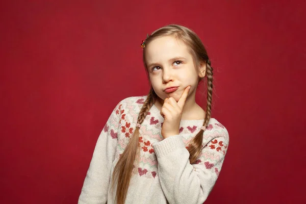 Lustig Lächelndes Kind Kind Mädchen Denken Auf Rotem Hintergrund Kinder — Stockfoto