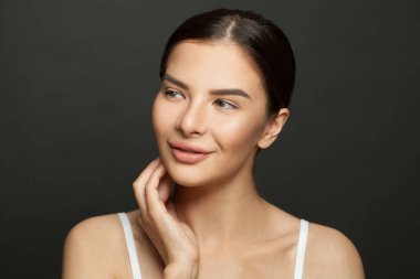 Güzel bir yüz. Neşeli esmer kadın. Cilt bakımı ve yüz tedavisi kavramı