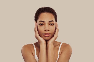 Güzel bir kadın yüzü beyaz stüdyo portre kapat