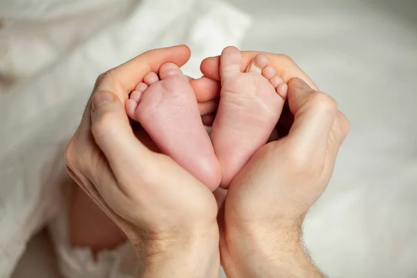 Father Holding His Adorable Baby Girl Feet Closeup — Stock Photo, Image