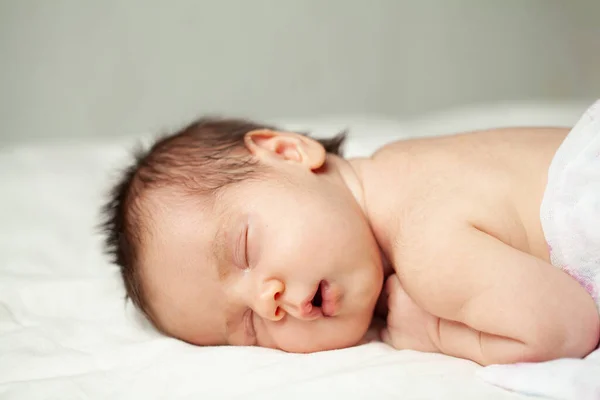 Schlafendes Neugeborenes Aus Nächster Nähe Porträtiert — Stockfoto