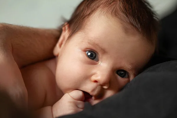親の手で陽気な新生児 — ストック写真