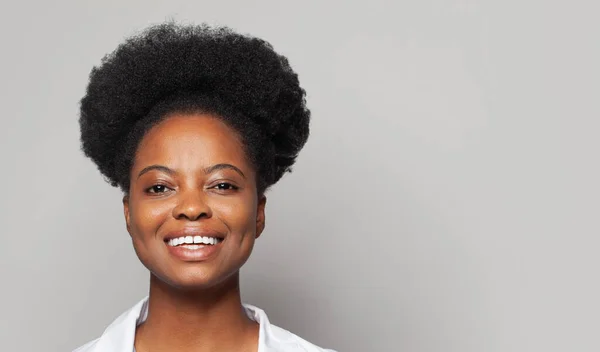 Retrato Mulher Bonita Alegre Com Penteado Moderno Sorrindo Olhando Para — Fotografia de Stock