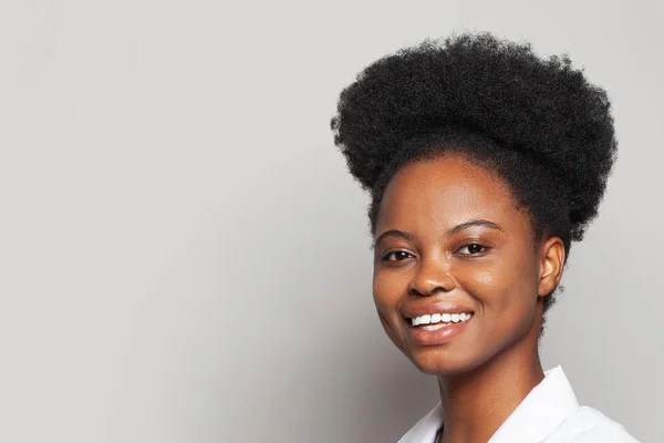 Mulher Negra Bonita Mulher Muito Alegre Com Pele Limpa Saudável — Fotografia de Stock