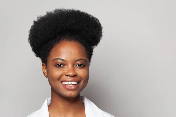 Linda Jovem Mulher Com Cabelo Encaracolado Fundo Branco — Fotografia de Stock