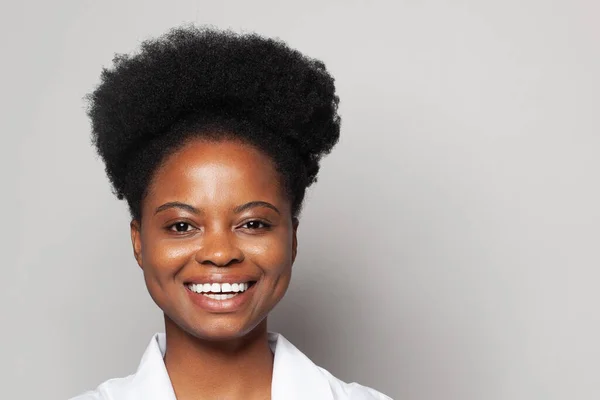 Retrato Bela Mulher Positiva Sorrindo Olhando Para Câmera Fundo Branco — Fotografia de Stock