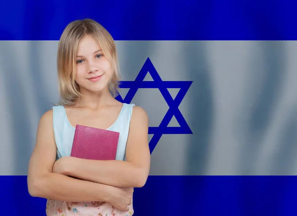 Educação Escola Israel Conceito Menina Sorrindo Segurando Livro Sobre Bandeira — Fotografia de Stock