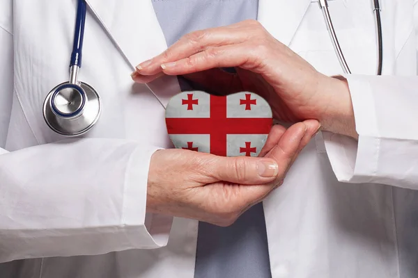 Gruzínský Lékař Drží Srdce Vlajkou Gruzie Pozadí Zdravotnictví Charita Pojištění — Stock fotografie