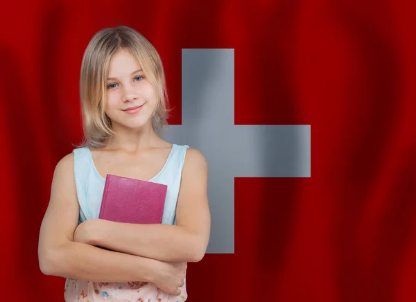 Giovane Studentessa Sfondo Bandiera Svizzera Istruzione Scuola Svizzera Concetto — Foto Stock