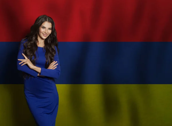 在亚美尼亚国旗背景下微笑的妇女 — 图库照片