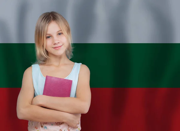 ブルガリアの教育と学校の概念 ブルガリアの国旗を背景にした少女 — ストック写真
