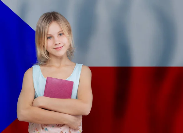 Ganska Ung Blond Tonåring Flicka Med Bok Mot Tjeckiska Flaggan — Stockfoto
