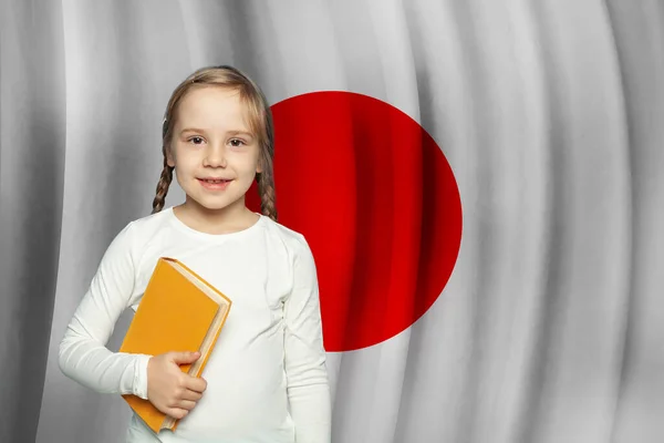 日本語のフラグの背景に小さな学生の子供の女の子 日本の教育と学校の概念 — ストック写真