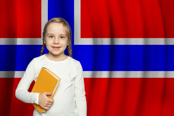 ノルウェーの背景のフラグに対する本と面白い子の女の子 ノルウェー語の概念 — ストック写真