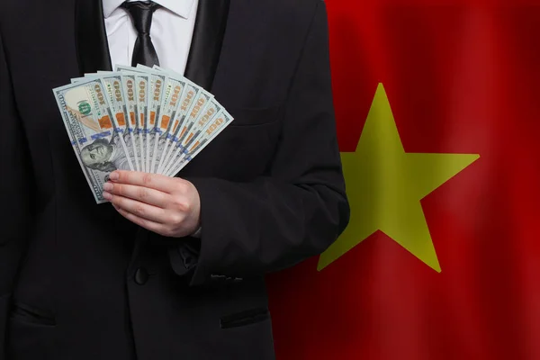 Notas 100 Dólares Americanos Notas Dinheiro Mão Contra Bandeira Vietnã — Fotografia de Stock