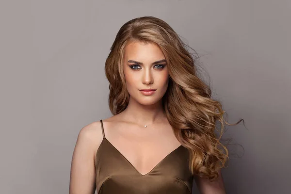 長くボリュームのある光沢のある波状の髪を持つ陽気なかわいい若い女性 巻き毛の美しいモデル — ストック写真