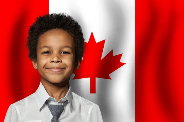 加拿大童子 加拿大国旗背景 教育和儿童概念 — 图库照片