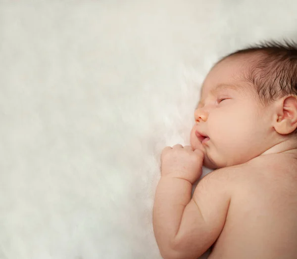 Foto Von Oben Neugeborenes Baby Schläft Gut Auf Weißem Hintergrund — Stockfoto