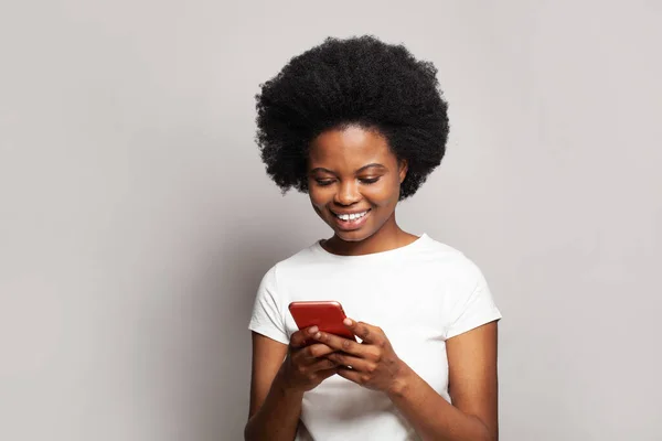 Erstaunliche Anwendung Glückliche Schwarze Frau Mit Smartphone Auf Weißem Hintergrund — Stockfoto