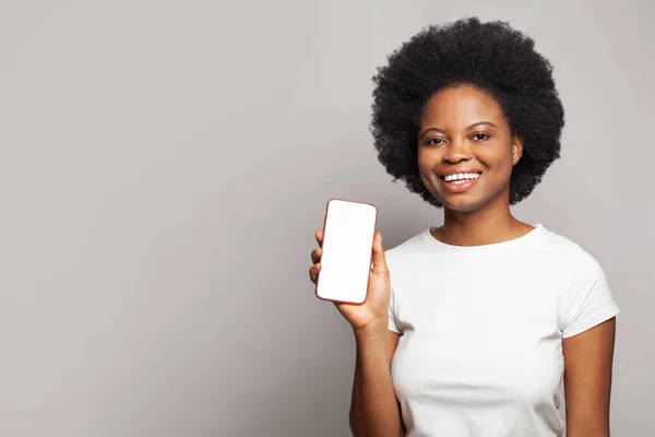 Porträt Einer Süßen Glücklichen Schwarzen Frau Weißem Shirt Mit Smartphone — Stockfoto