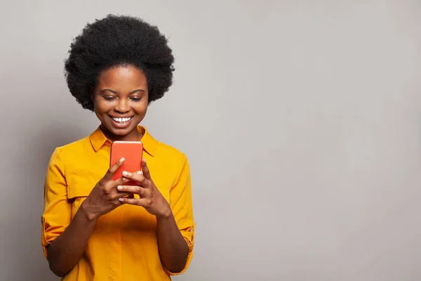 Lächelnde Frau Beim Sms Schreiben Auf Ihrem Handy Glückliches Schwarzes — Stockfoto