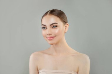 Temiz ciltli neşeli, sağlıklı bir kadının portresi. Yüz bakımı, cilt bakımı ve spa konsepti