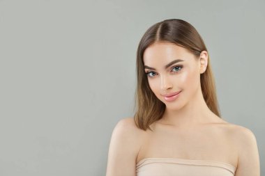 Kameraya bakan mükemmel spa modeli kadının portresi. Yüz bakımı, cilt bakımı ve spa konsepti