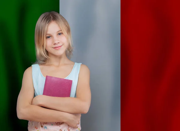 Linda Niña Alegre Con Libro Sobre Fondo Bandera Italiana Aprender — Foto de Stock