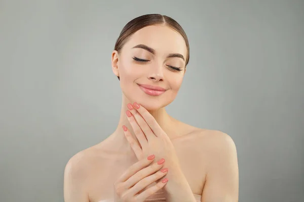 Piękny Model Kobieta Pokazując Idealne Ręce Manicure Uśmiech — Zdjęcie stockowe